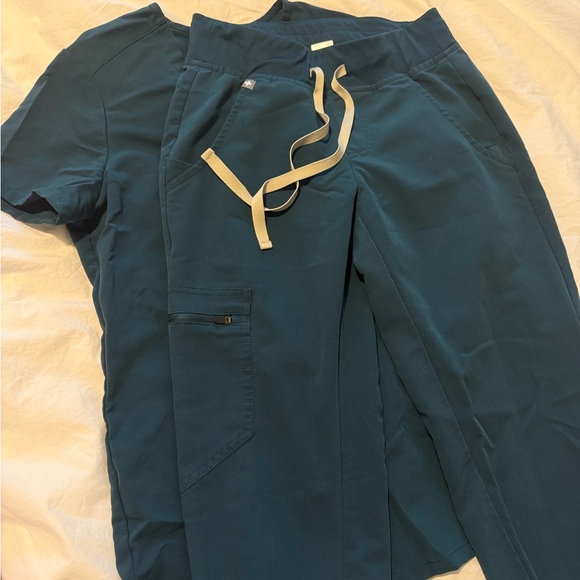 Figs Caribbean Blue Scrubs Set - Picture 2 of 3